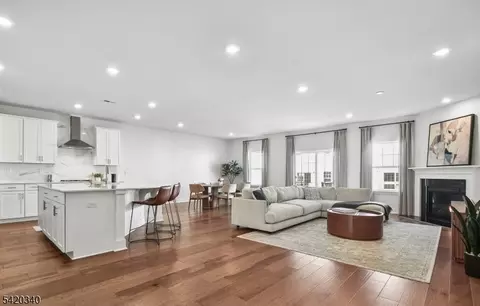 36 Ventura Dr, East Hanover, NJ 07936