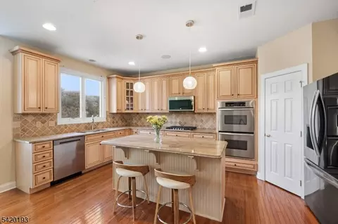 24 Crestview Dr, Clinton, NJ 08809 photo 3