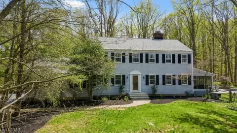 3 Dogwood Ln, Tewksbury Twp, NJ 07830