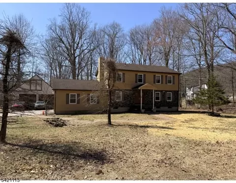 41 Northwood Rd, Lake Hopatcong, NJ 07849