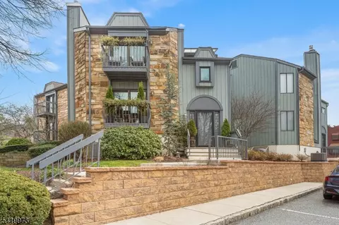 28 Trafalgar Ct, Hackettstown, NJ 07840