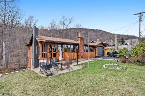 37 Blueberry Hl, Greenwood Lake, NY 10925