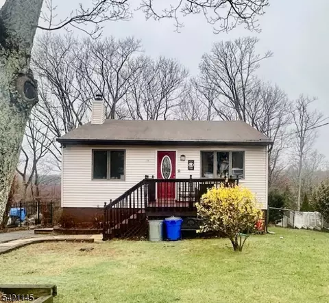 12 Chincopee Ave, Hopatcong, NJ 07843