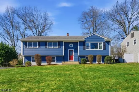 28 Lord Stirling Dr, Parsippany, NJ 07054