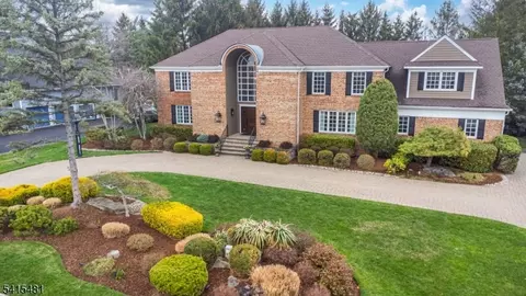 5 Blackberry Ln, Caldwell, NJ 07006