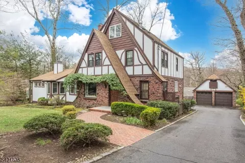 10 Cleveland Rd, Caldwell, NJ 07006