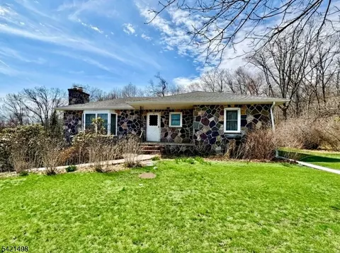 17 Hilltop Rd, Newfoundland, NJ 07435