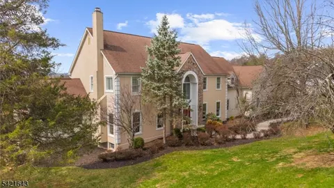 10 Blue Cliff Dr, Lebanon, NJ 08833