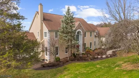 10 Blue Cliff Dr, Lebanon, NJ 08833