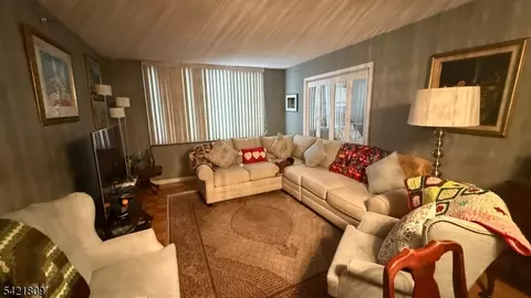 Living - 316 Prospect Ave #7E, Hackensack, NJ 07601 photo 1 of 2