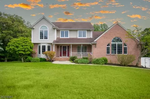 6 Meadow Lake Dr, Hardwick Twp, NJ 07825