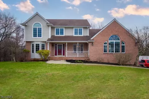 6 Meadow Lake Dr, Hardwick Twp, NJ 07825