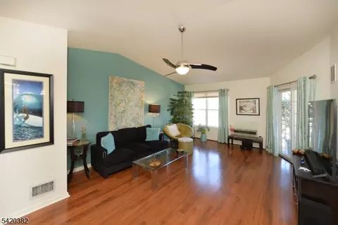 20 Parkside Ct, Wayne, NJ 07470 photo 6