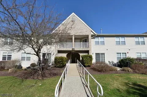 20 Parkside Ct, Wayne, NJ 07470
