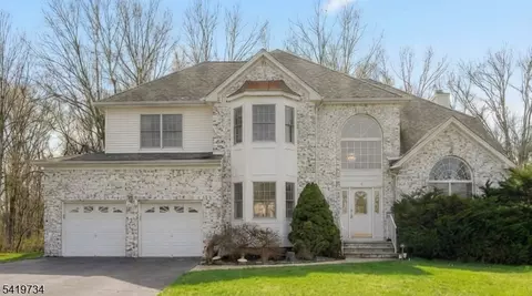 6 Breanne Ct, East Hanover, NJ 07936