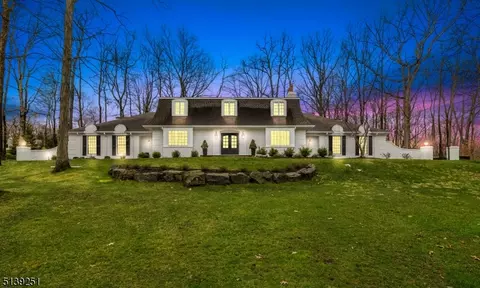 5 Sherwood Dr, Watchung, NJ 07069
