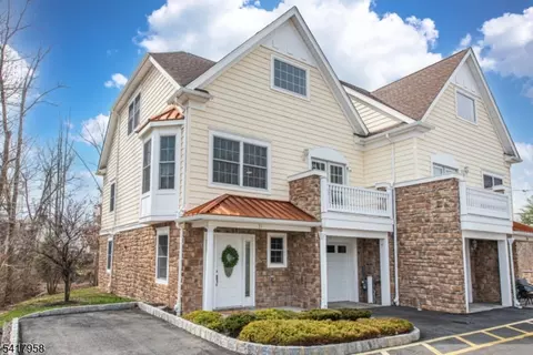21 Riverbend Ct, New Providence, NJ 07974