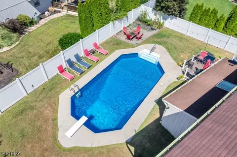 16 Ditmars Cir, Hillsborough, NJ 08844