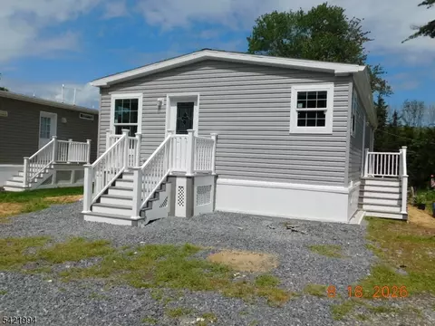 64 Back St, Oxford, NJ 07863