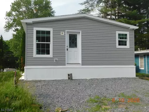 64 Back St, Oxford, NJ 07863