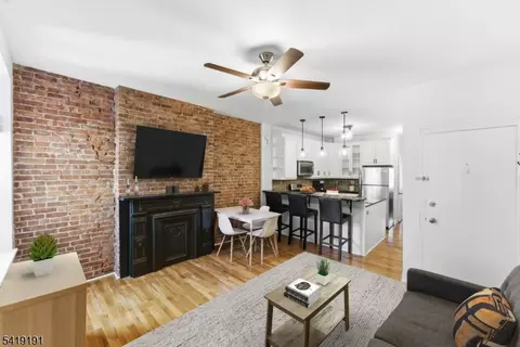 211 14th St #3R, Hoboken, NJ 07030