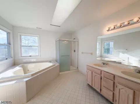 Bath - 40 Glen Eagles Rd, Washington, NJ 07882 photo 2 of 2