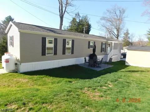89 Back St, Oxford, NJ 07863