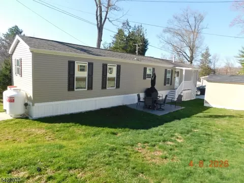 89 Back St, Oxford, NJ 07863