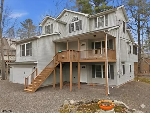 7225 Winnebago Dr, Pocono Lake, PA 18347