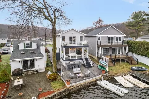51 Mohawk Trl, Lake Hopatcong, NJ 07849