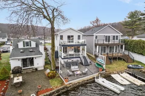51 Mohawk Trl, Lake Hopatcong, NJ 07849