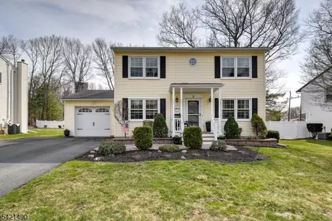 8 Loretta Ln, Oak Ridge, NJ 07438