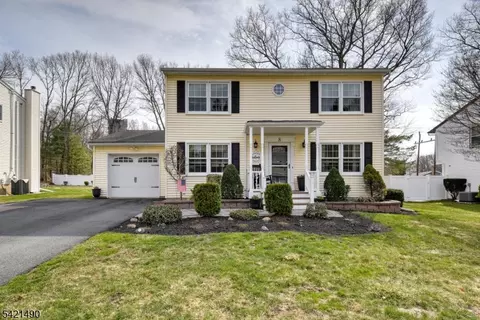 8 Loretta Ln, Oak Ridge, NJ 07438
