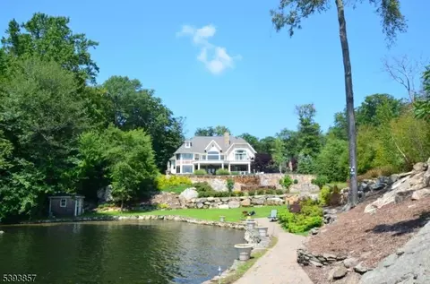 101 Chincopee Rd, Lake Hopatcong, NJ 07849