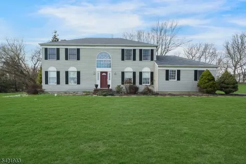 2 Lauren Dr, Stewartsville, NJ 08886