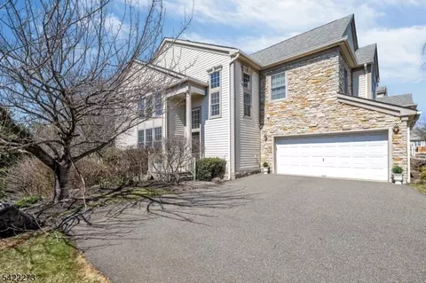 10 Skyview Dr, North Haledon, NJ 07508