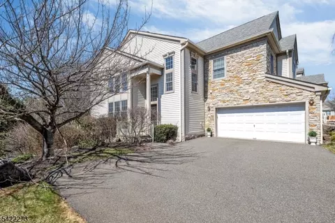 10 Skyview Dr, North Haledon, NJ 07508