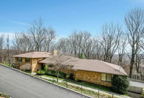 6 Lynnfield Dr, Morristown, NJ 07960