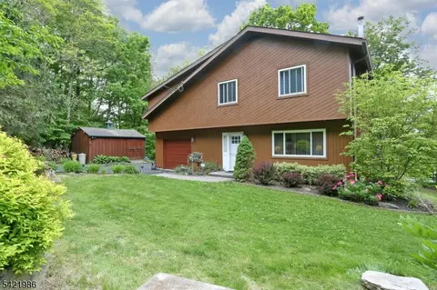 64 Larchmont Dr, Hewitt, NJ 07421