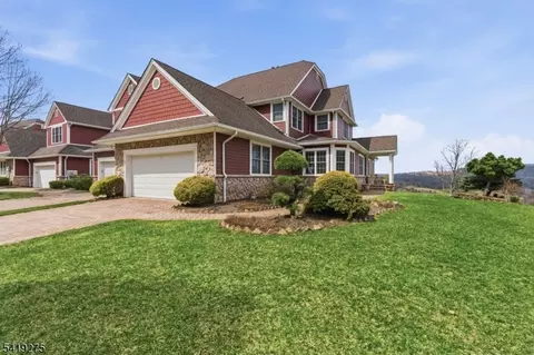 19 Rockhall Ct, Hamburg, NJ 07419