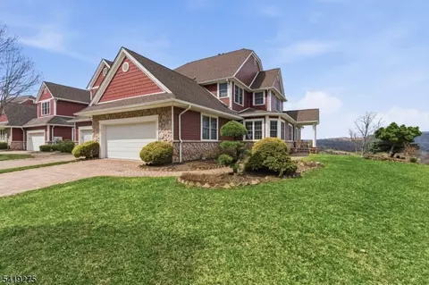 19 Rockhall Ct, Hamburg, NJ 07419