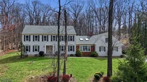 10 Acorn Dr, Long Valley, NJ 07853