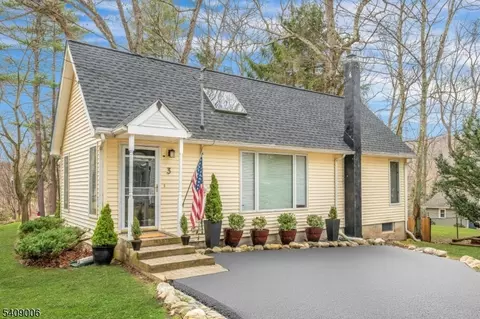 3 Redmans Dr, Oak Ridge, NJ 07438