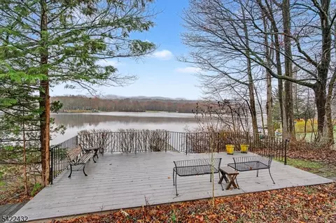 40 E Shore Dr, Newton, NJ 07860