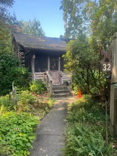 32 Cottonwood Rd, Wayne, NJ 07470