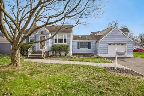 287 Roosevelt Ln, Kenilworth, NJ 07033