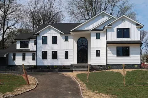 261 Apple Tree Ln, Mountainside, NJ 07092