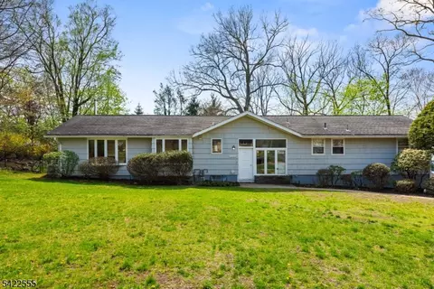 106 Dogwood Dr, Oakland, NJ 07436