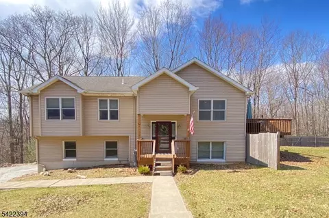 13 Chestnut St, Highland Lakes, NJ 07422