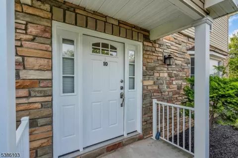 10 Harvey Ct, Clark, NJ 07066